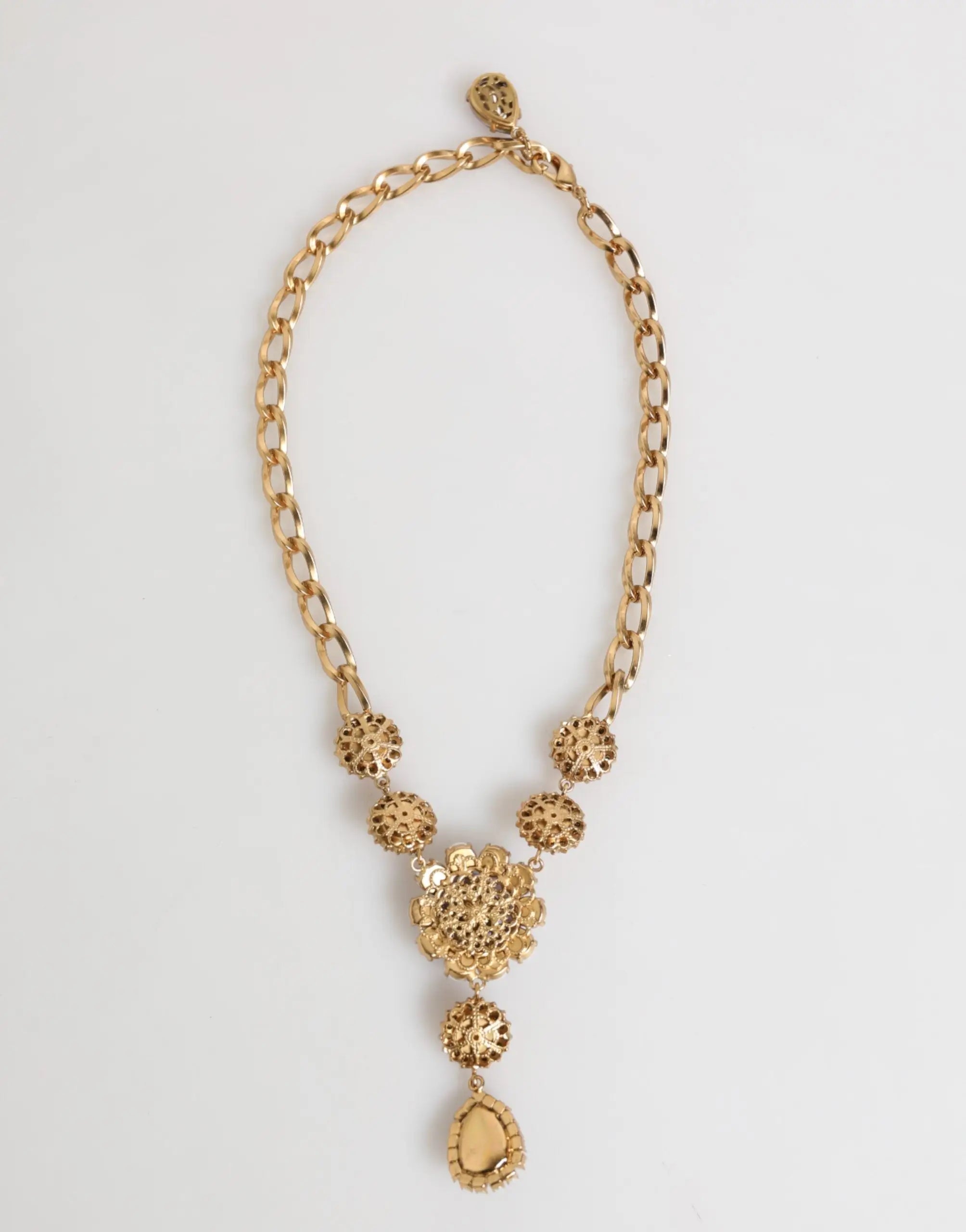 Collier dolce & gabbana en laiton doré avec pendentif floral orné superposé et centre goutte pendante en cristal