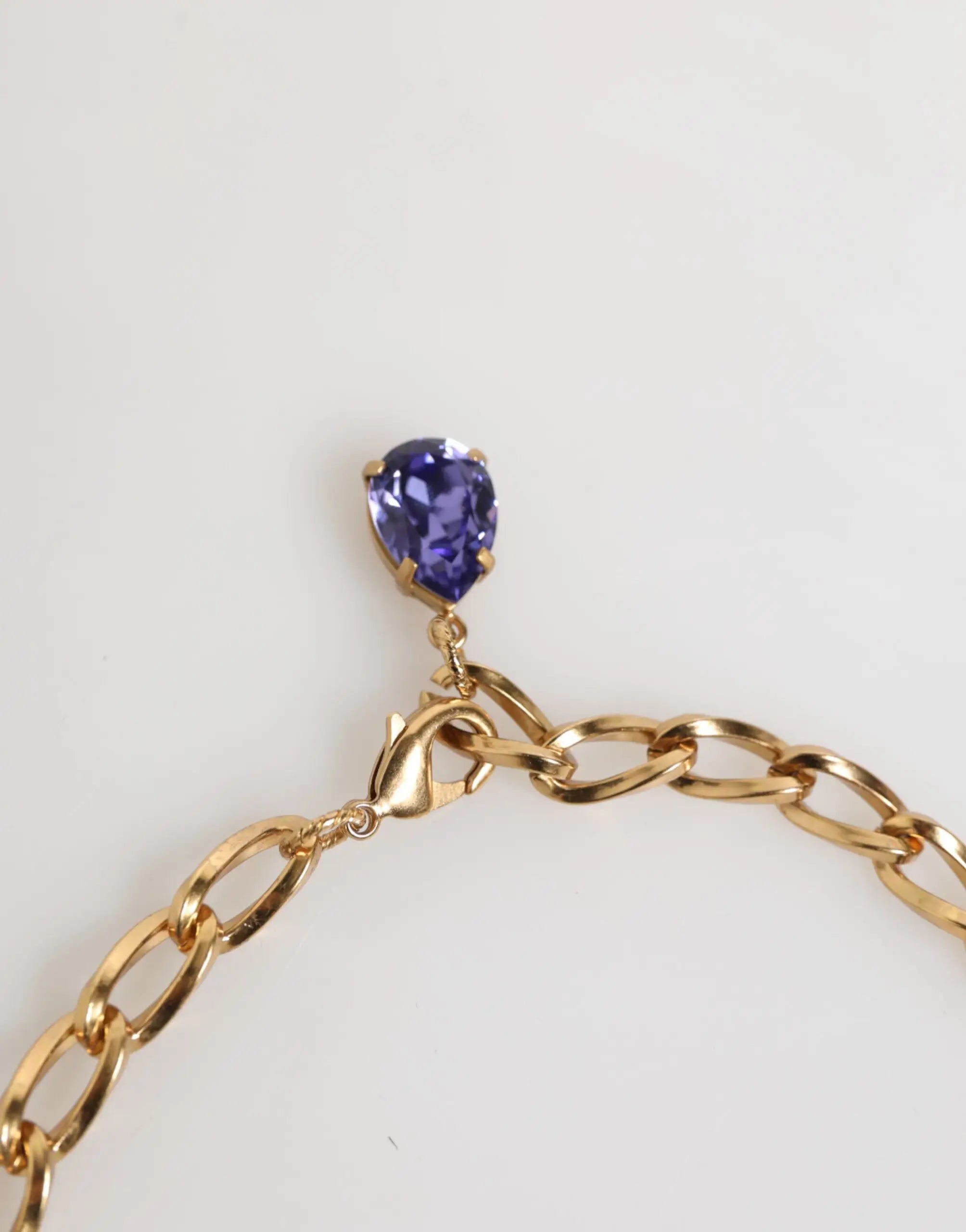 Bracelet chaîne ton or avec pierre précieuse violette en forme de poire à la fermeture dolce & gabbana