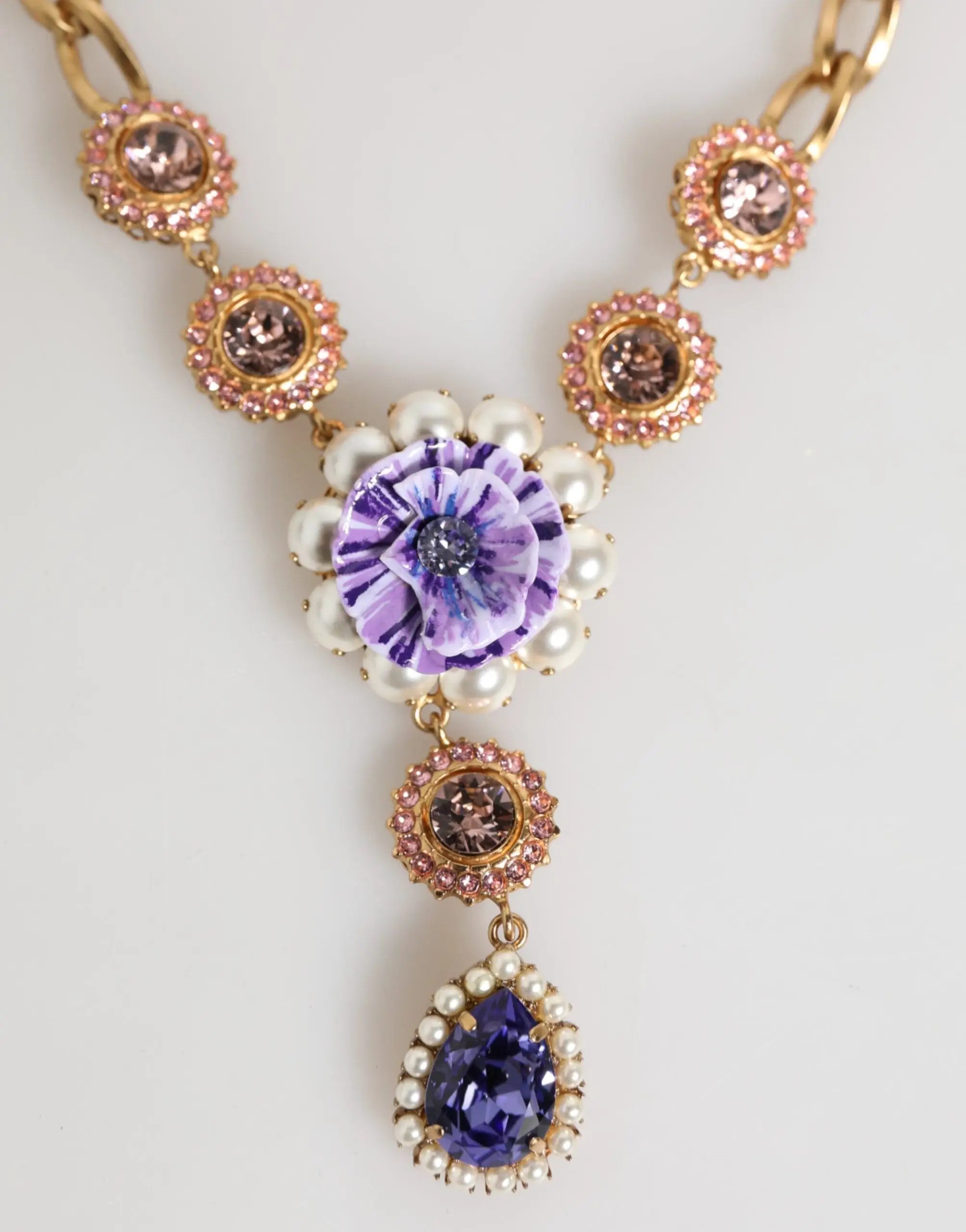 Collier pendentif floral violet delicat dolce gabbana en laiton dore avec perles et strass roses