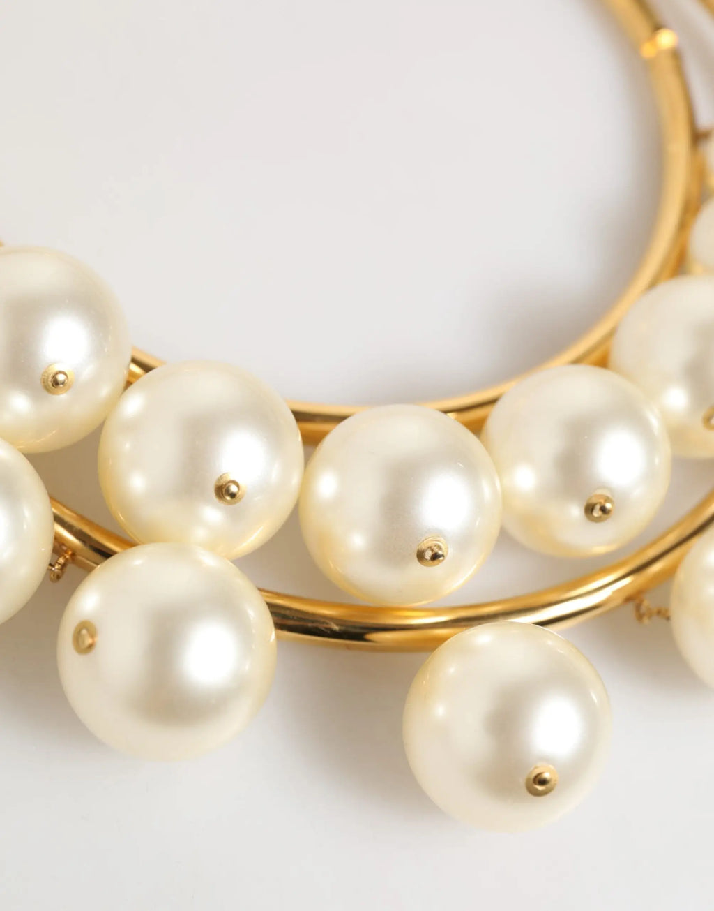 Collier de luxe dolce & gabbana en laiton doré avec plusieurs rangs de perles crème et petites perles dorées
