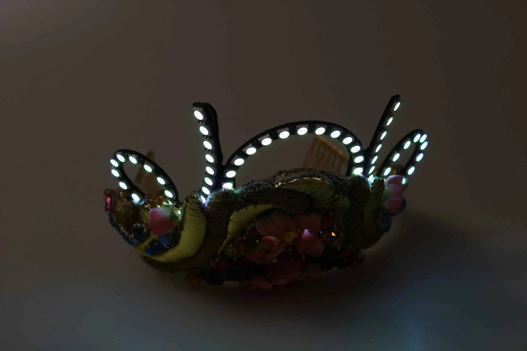 Tiara dolce & gabbana en laiton doré avec lumières led blanches et fleurs en tissu roses et jaunes décoratives