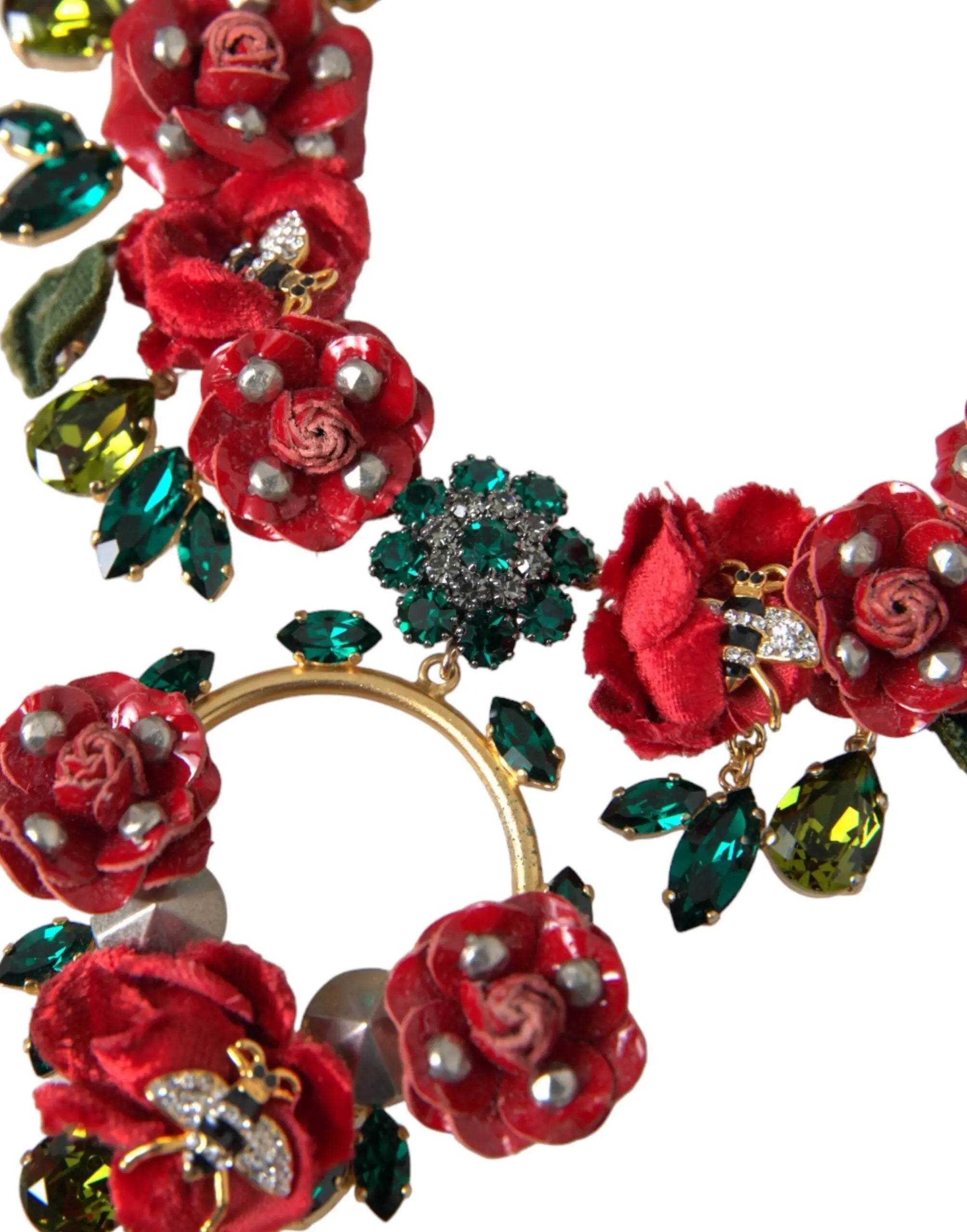 Collier dolce & gabbana en laiton doré avec pendentif en rose velours rouge orné de cristaux verts émeraude et perles argentées