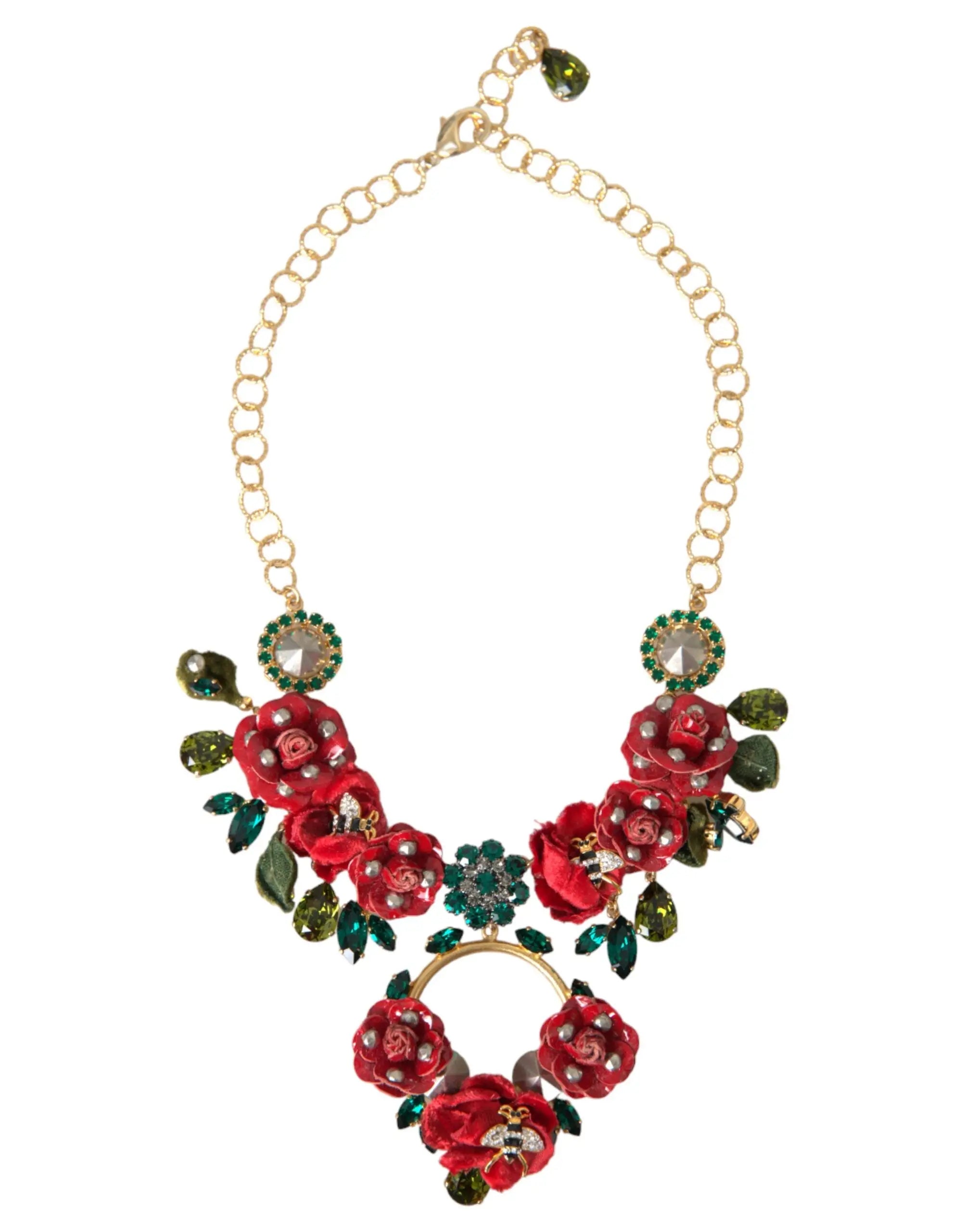 Collier dolce & gabbana en laiton doré avec chaîne à maillons, pendentif cristal rose et accents verts sur fond rouge