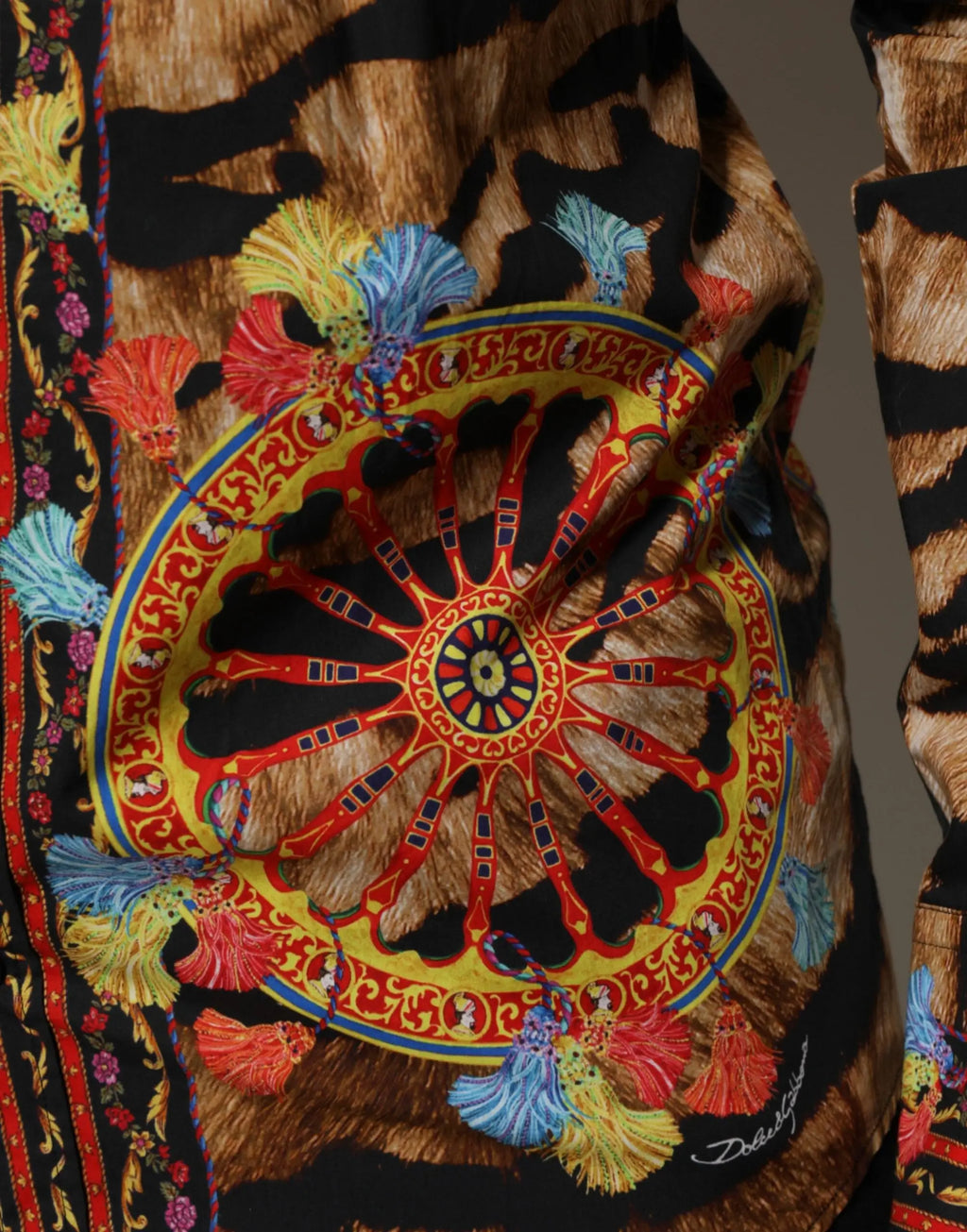 Dolce & gabbana gold cotton tiger carretto chemise manches longues avec foulard en soie noir orné de médaillons rouges jaunes et pompons colorés