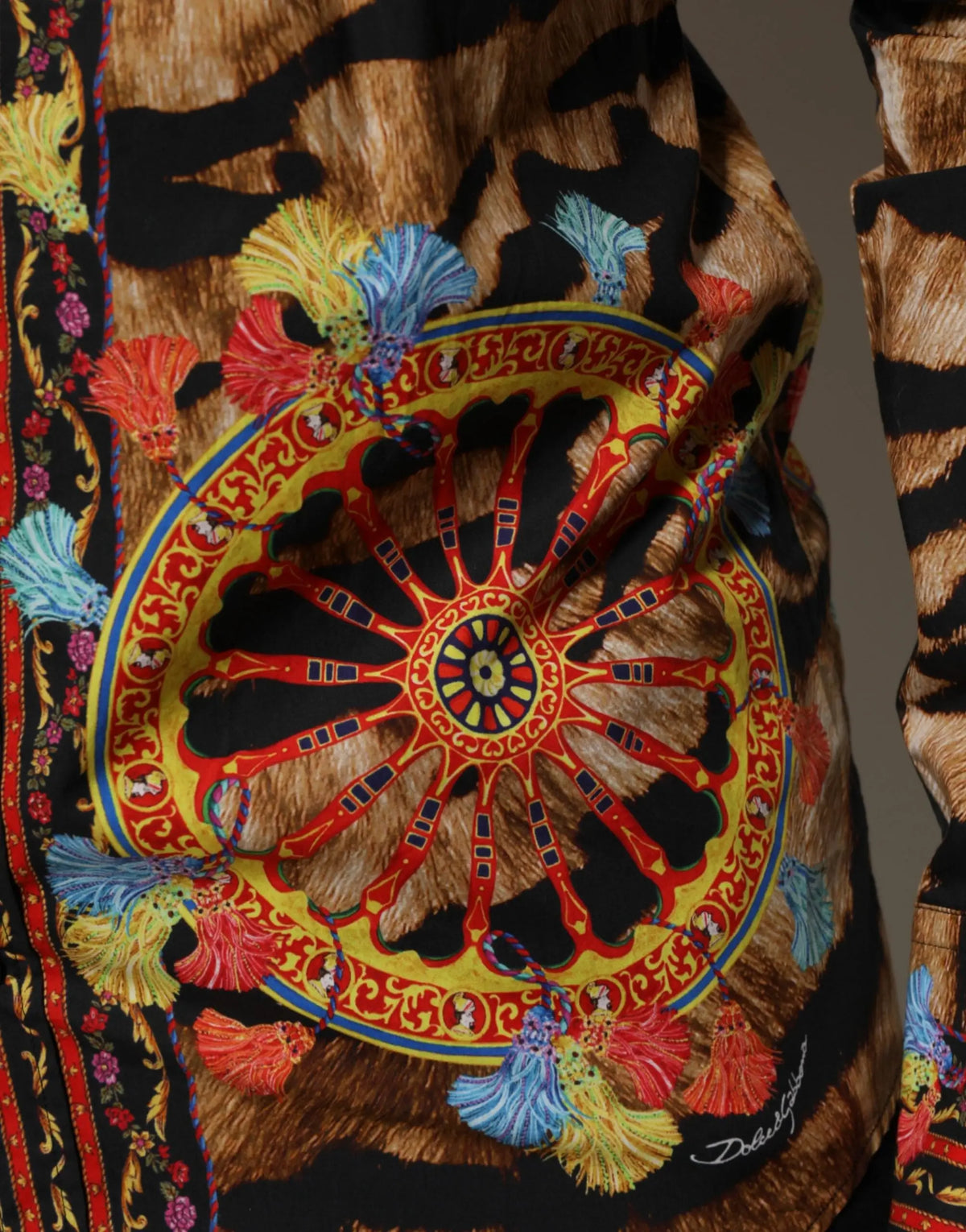 Dolce & gabbana gold cotton tiger carretto chemise manches longues avec foulard en soie noir orné de médaillons rouges jaunes et pompons colorés