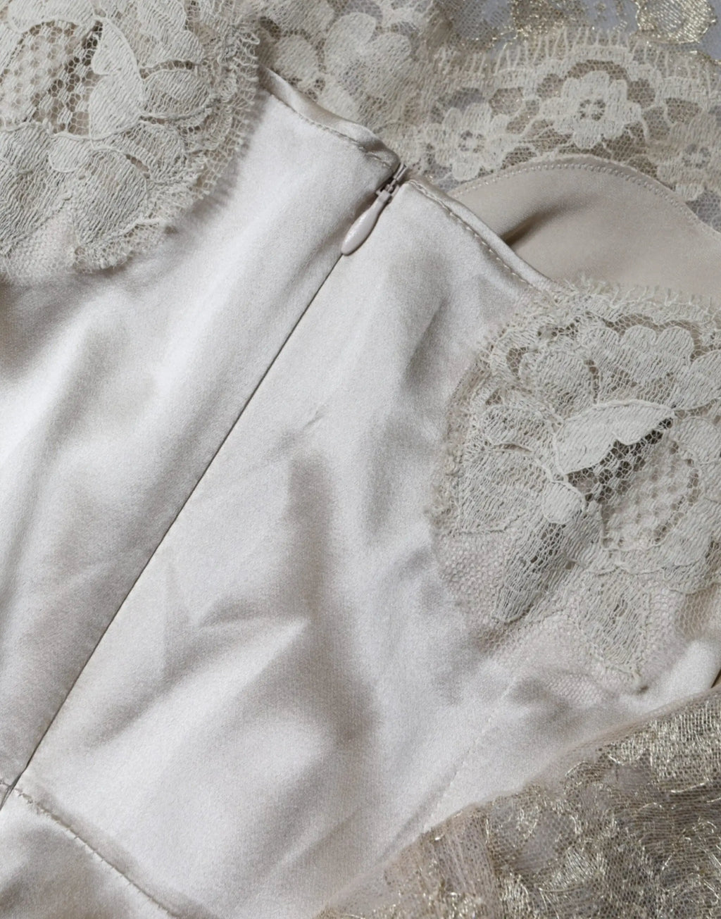 Robe mini fourreau ivoire en satin avec applications de dentelle florale dorée de dolce & gabbana