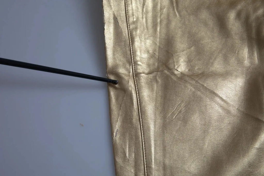 Pantalon skinny taille haute doré en simili cuir métallique dolce & gabbana avec couture visible et légère marque de pli