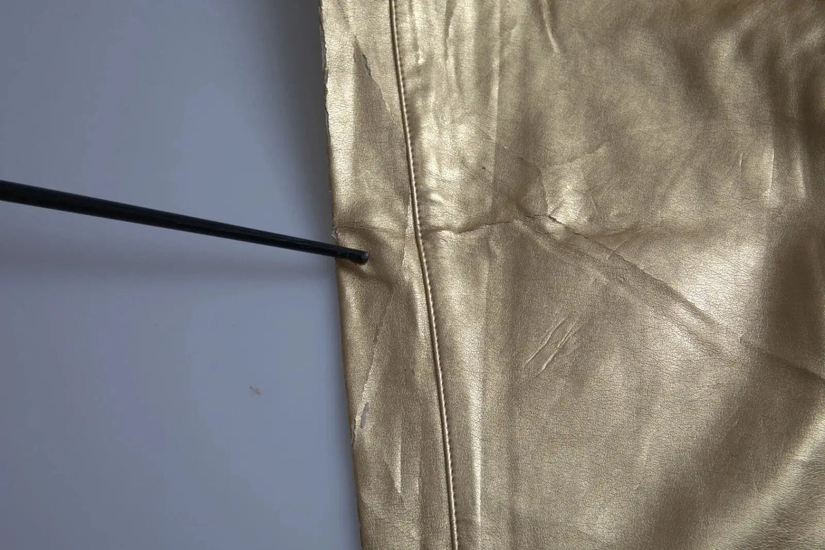 Pantalon skinny taille haute doré en simili cuir métallique dolce & gabbana avec couture visible et légère marque de pli
