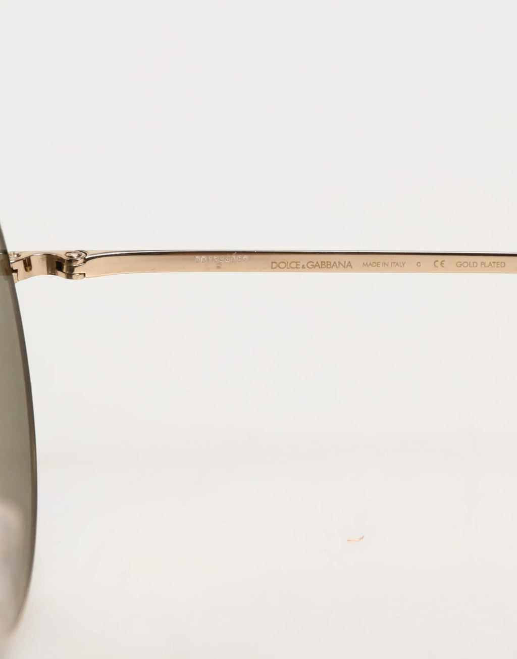 Lunettes de soleil dolce & gabbana en métal doré avec monture ronde et design minimaliste élégant