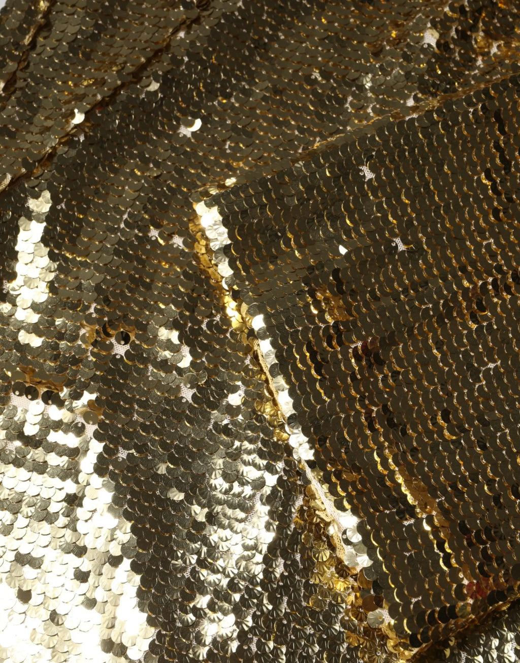Robe courte manches longues dolce & gabbana en tissu scintillant ornée de sequins métalliques or et argent dense