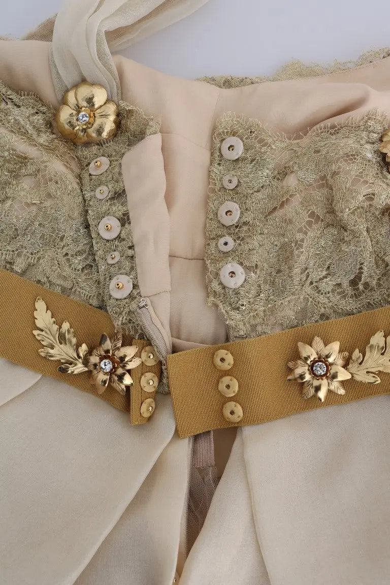 Beige dentelle avec embellissements floraux dorés et boutons sur robe dolce & gabbana en soie cristallisée
