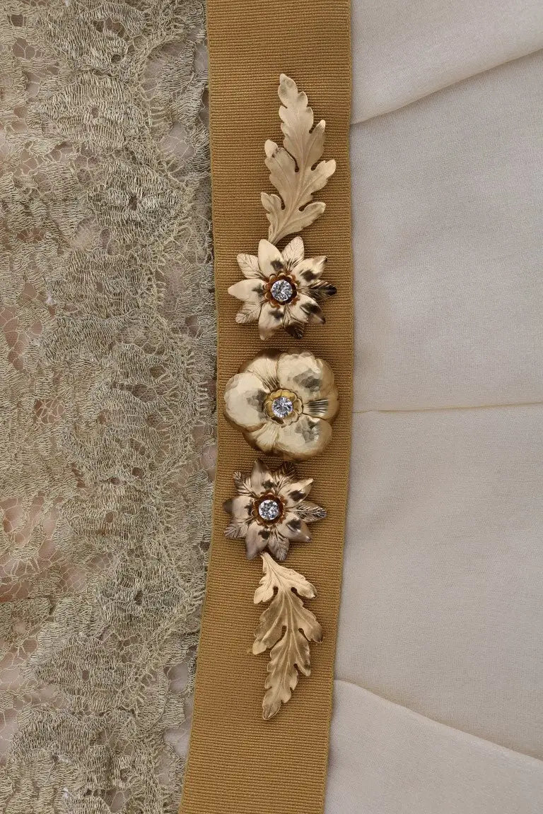 Détail d embellissements floraux et feuillages dorés sur un ruban texturé jaune moutarde de la robe dolce & gabbana en soie cristallisée