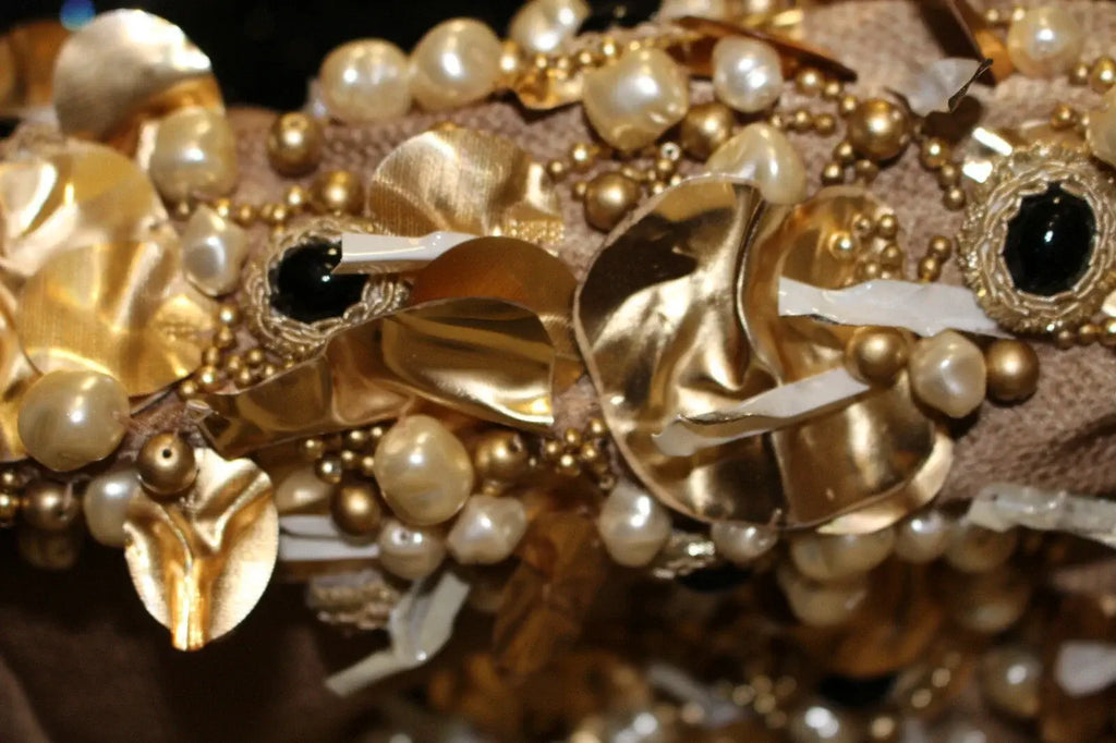 Luxueux accessoire doré orné de feuilles métalliques et perles crème pour blouse spéciale dolce & gabbana crystal