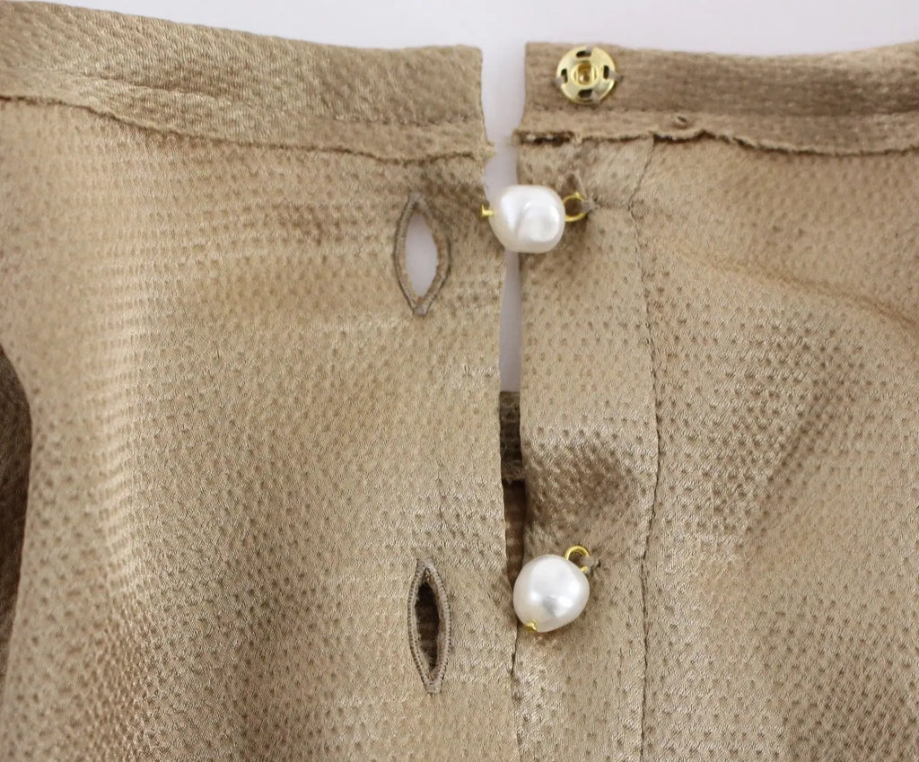 Beige tissu texturé blouse dolce & gabbana avec deux boutons en perle blanche et attaches en métal doré