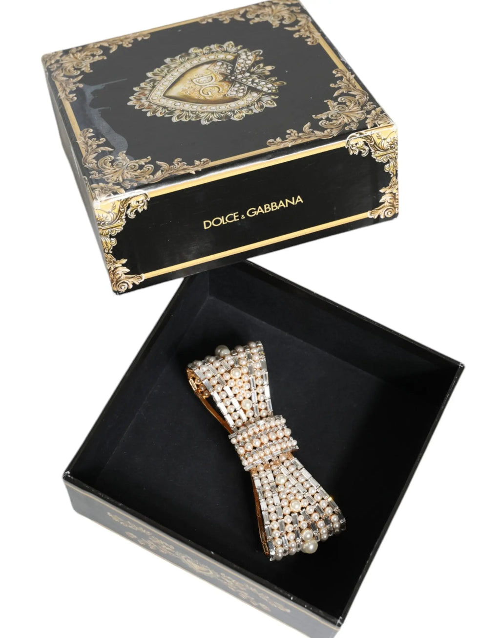 Broche dolce & gabbana en laiton doré ornée de cristaux et de faux perles en forme de nœud éclatant
