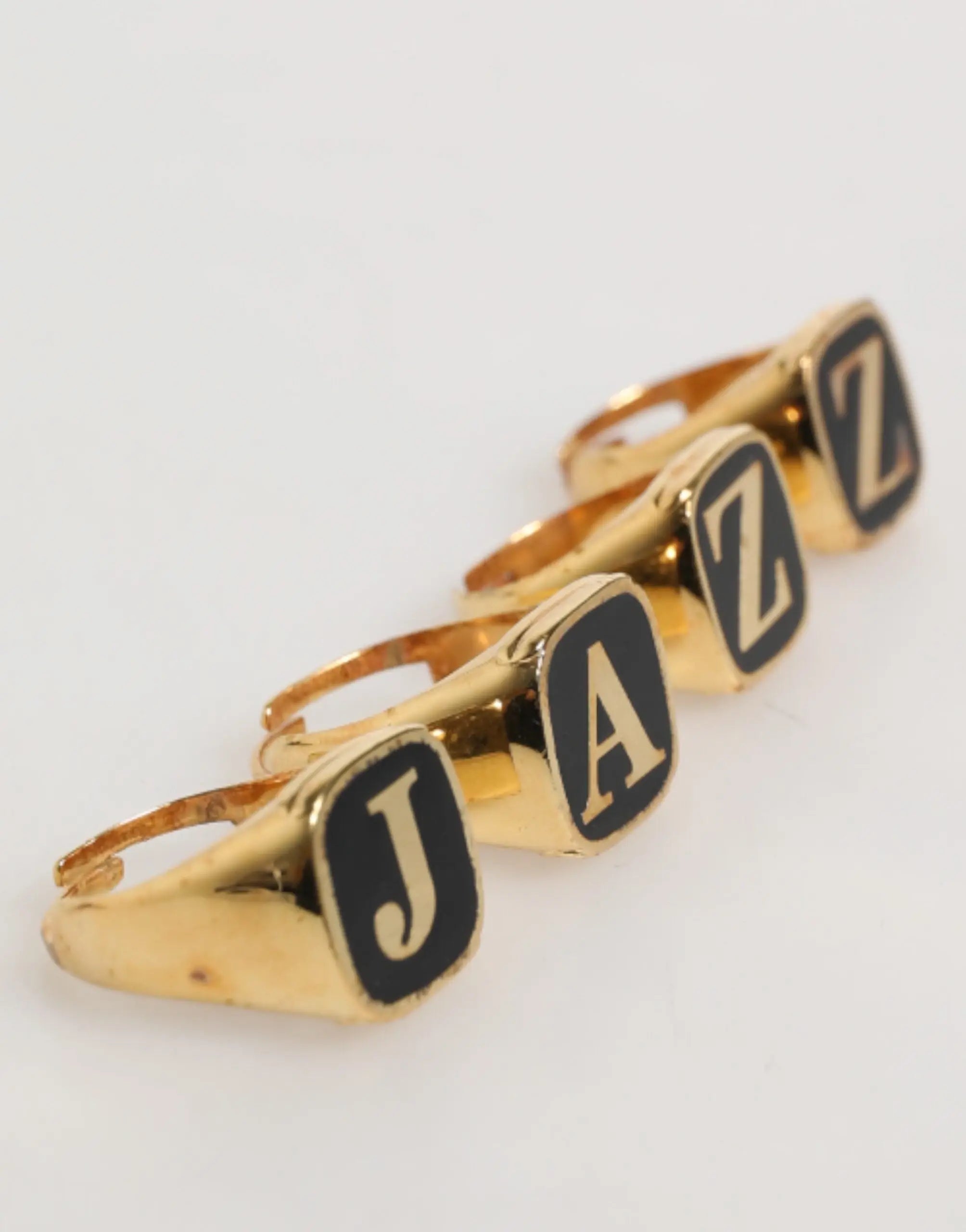 Bagues ajustables en laiton doré dolce & gabbana avec lettres jazz en émail noir en relief