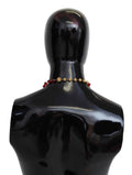 Collier opera dolce & gabbana en laiton doré avec pendentifs ronds et perles rouges sur mannequin noir