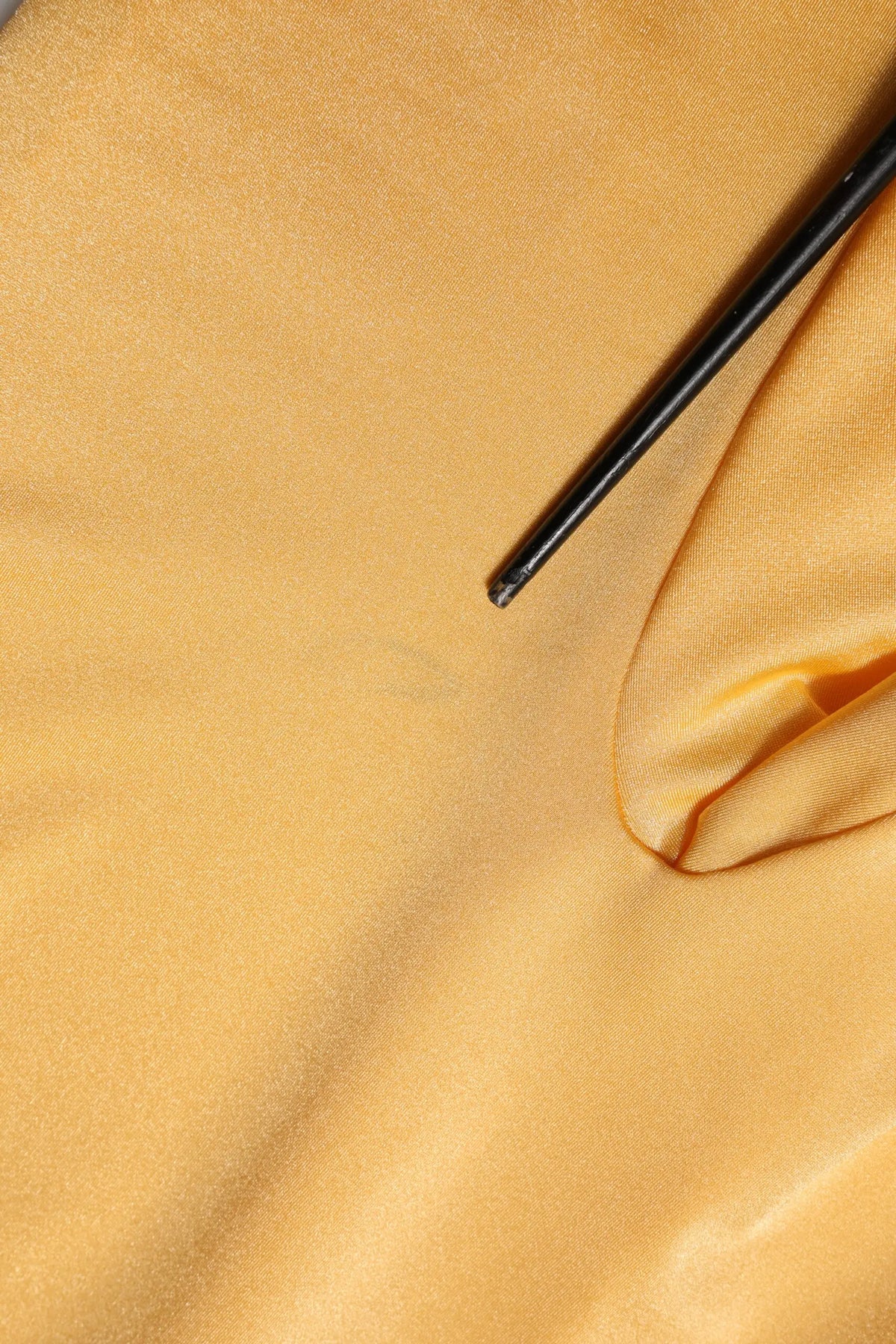 Robe-body stretch à manches longues dolce & gabbana en satin doré jaune avec un léger éclat et des plis doux