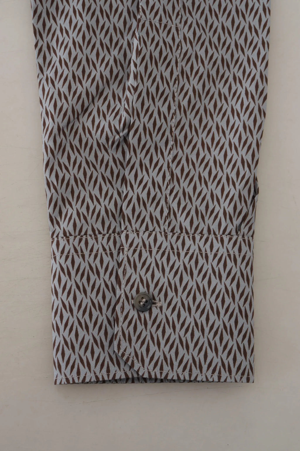 Poignet de chemise formelle dolce & gabbana gris avec motif losanges marron et bouton argenté unique