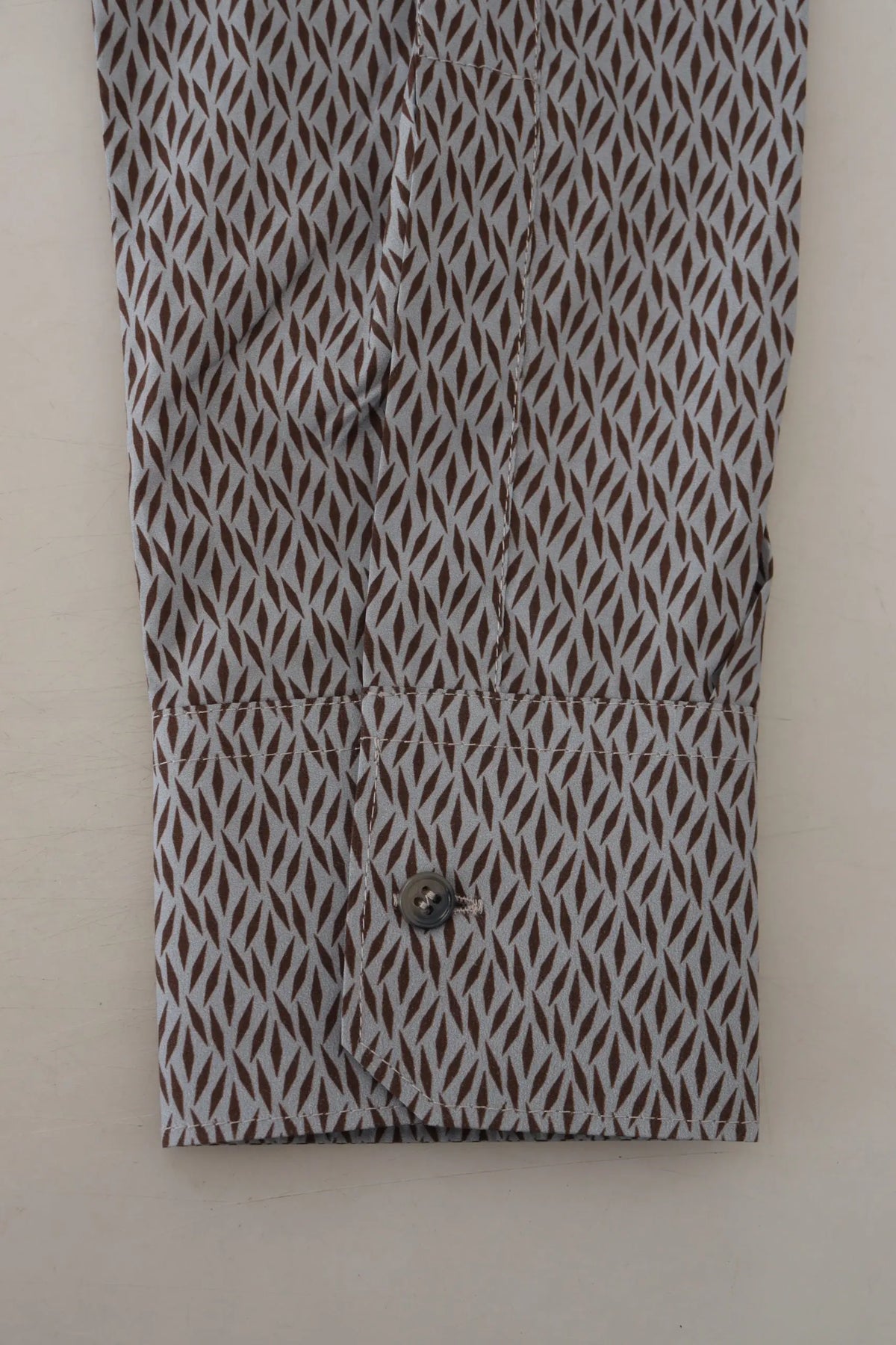 Poignet de chemise formelle dolce & gabbana gris avec motif losanges marron et bouton argenté unique