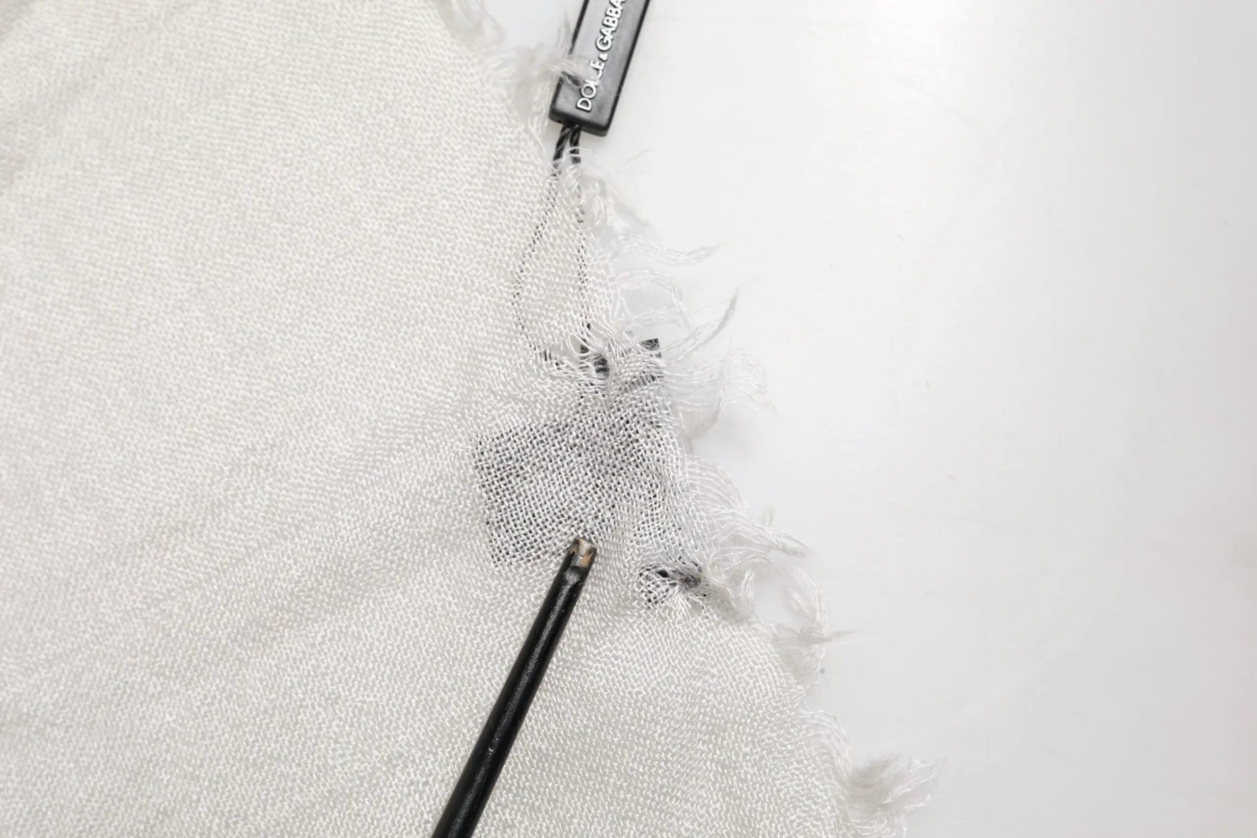 Écharpe foulard dolce & gabbana gris en cachemire tricoté avec franges en tissu blanc texturé aux bords effilochés