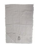 Un foulard dolce & gabbana gris en cachemire tricoté avec franges de 67 cm sur 200 cm et une couverture en lin écru doux avec bord effiloché et blason brodé