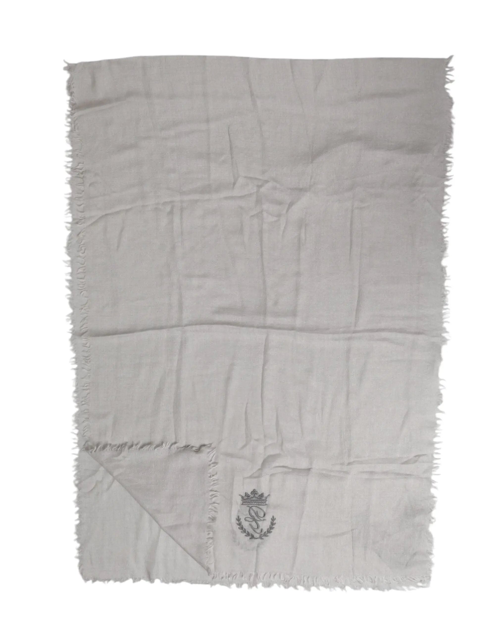 Un foulard dolce & gabbana gris en cachemire tricoté avec franges de 67 cm sur 200 cm et une couverture en lin écru doux avec bord effiloché et blason brodé