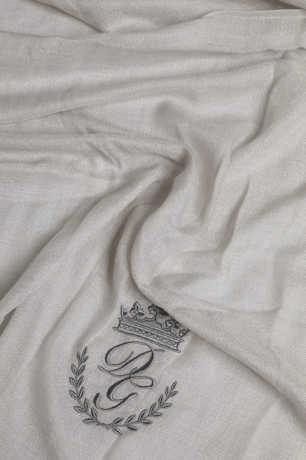 Écharpe foulard dolce & gabbana en lin crème délicat avec monogramme brodé gris foncé couronne et laurier