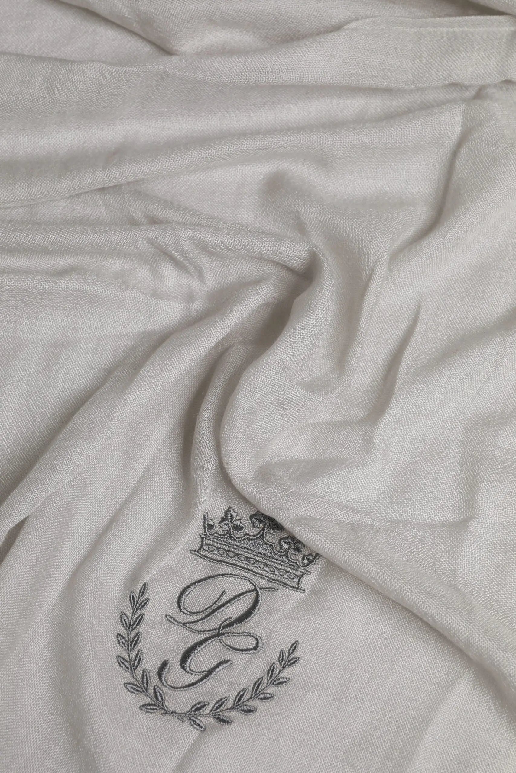 Écharpe foulard dolce & gabbana en lin crème délicat avec monogramme brodé gris foncé couronne et laurier