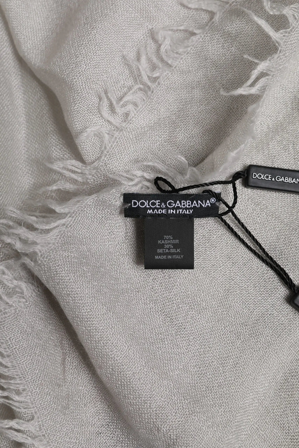 Écharpe dolce & gabbana gris en maille cachemire avec franges douce en 70% cachemire 30% soie 67x200 cm