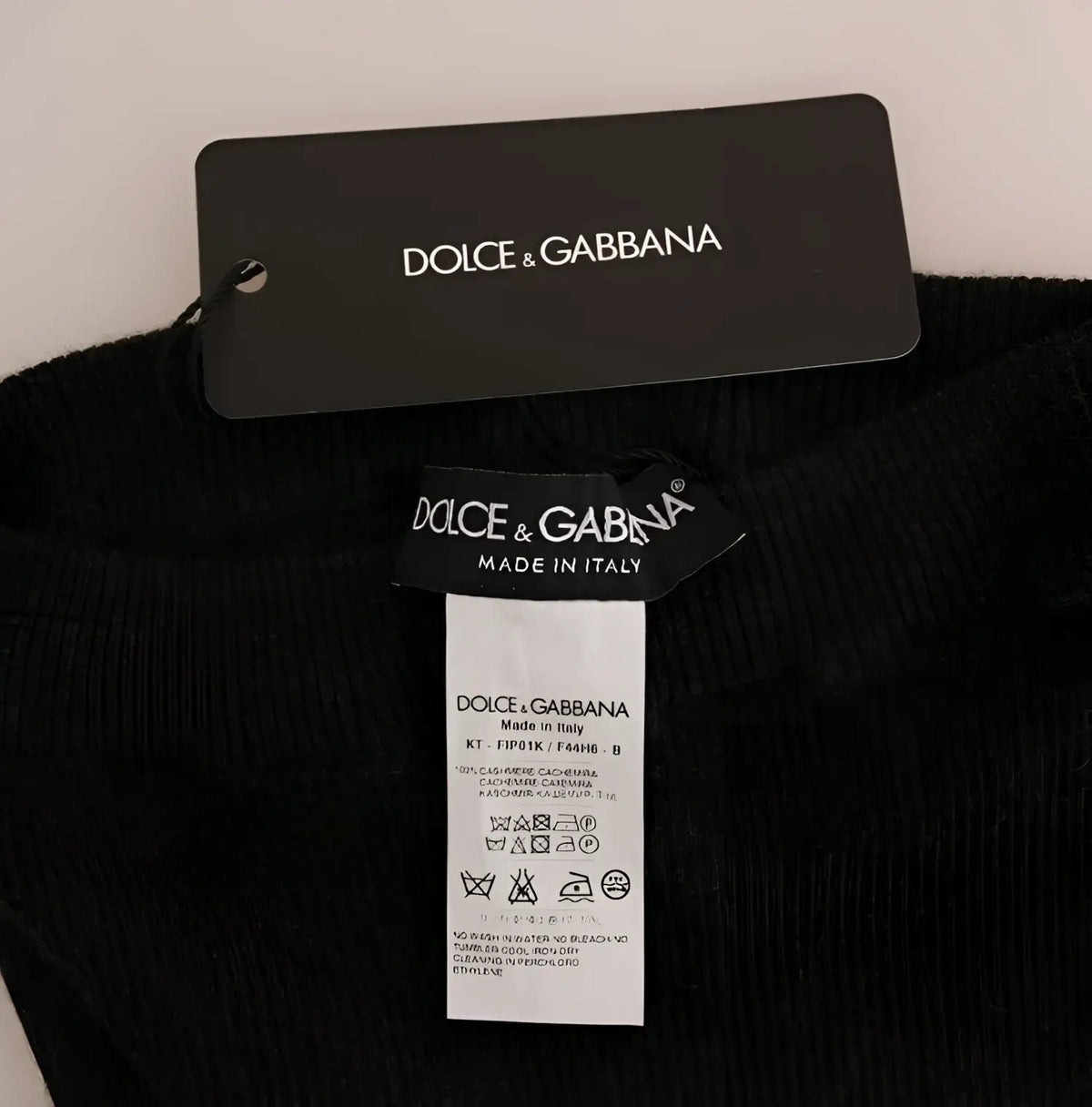 Pull dolce & gabbana en cachemire noir à texture côtelée mettant en valeur le savoir-faire italien