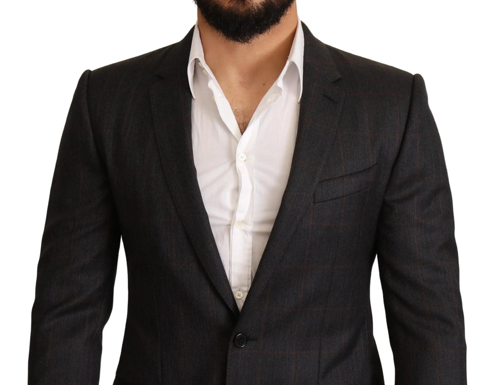 Veste dolce & gabbana en laine gris à carreaux coupe slim portée sur une chemise blanche déboutonnée