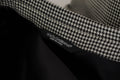 Tissu à motif pied-de-poule noir et blanc avec étiquette dolce & gabbana pour veste blazer grise à carreaux