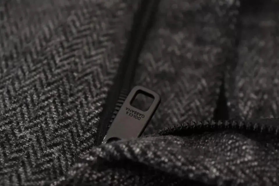 Fermeture éclair noire dolce & gabbana gravée sur tissu chevron gris foncé en viscose pour pantalon skinny