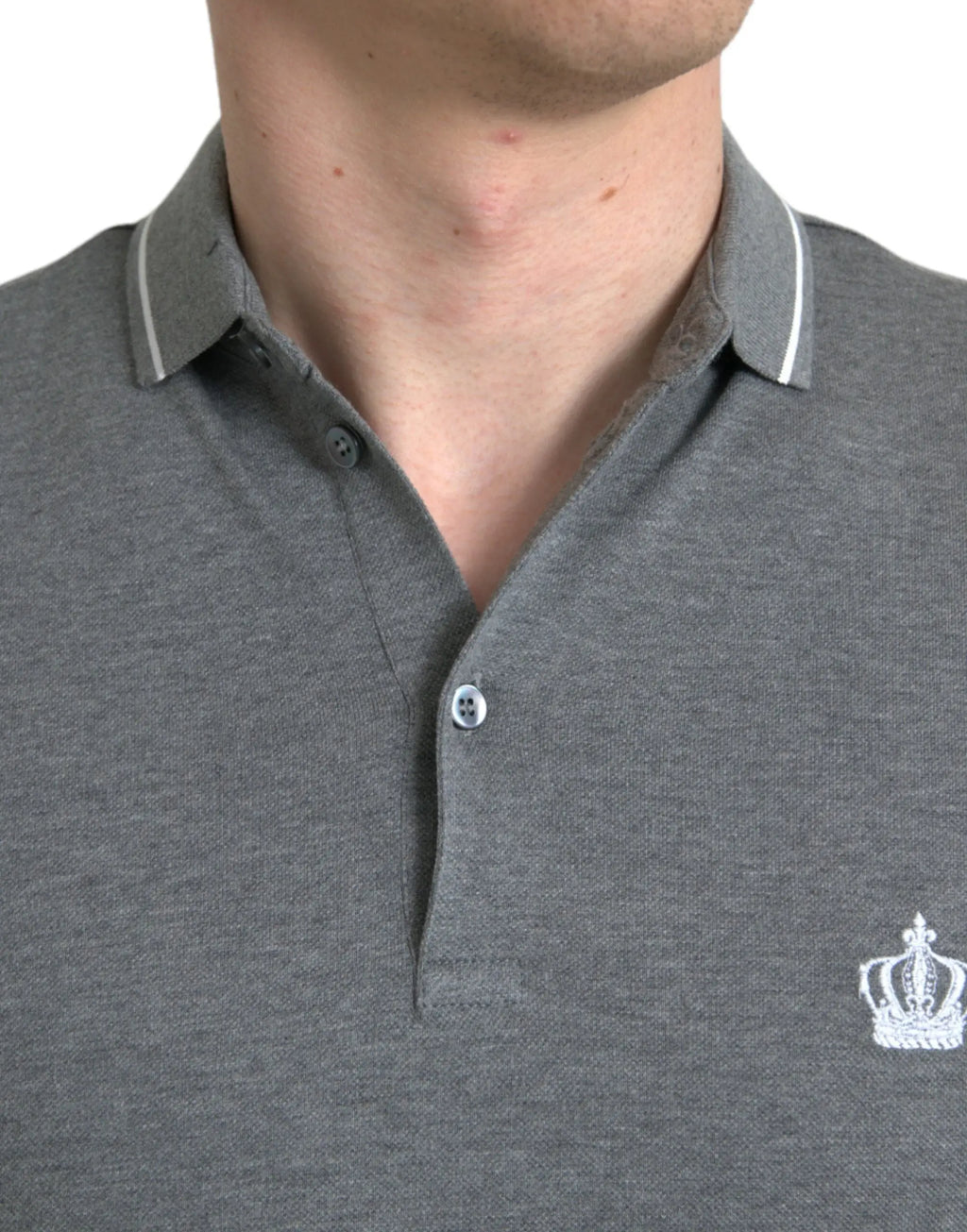 Dolce & gabbana t-shirt gris chiné col polo avec bord blanc et petit logo couronne brodé sur la poitrine gauche