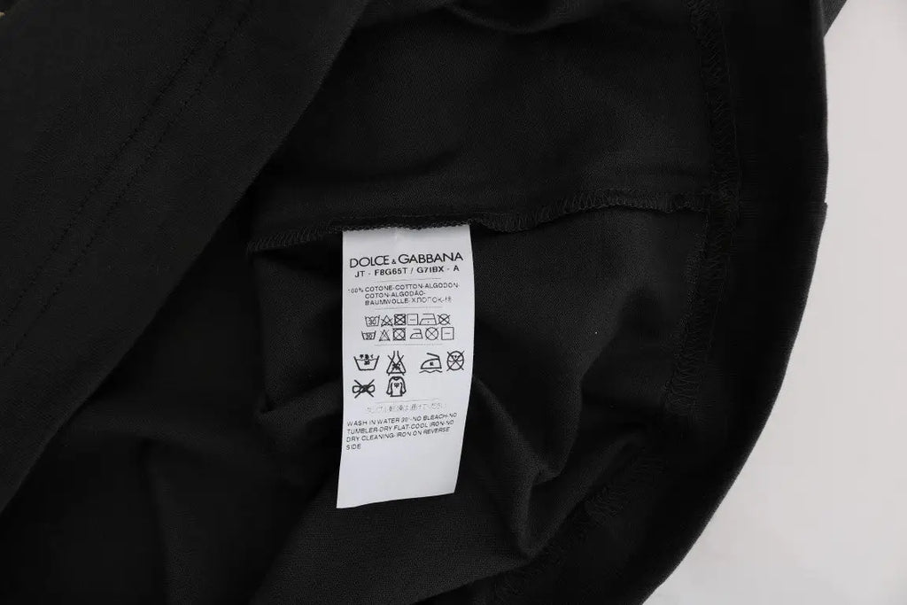 Étiquette noire dolce & gabbana avec texte blanc et instructions d’entretien sur le dos d’un t-shirt gris coton 2017