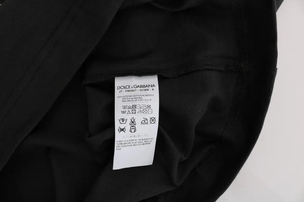 Étiquette noire dolce & gabbana avec texte blanc et instructions d’entretien sur le dos d’un t-shirt gris coton 2017