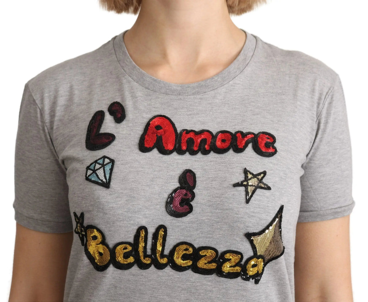 Dolce & gabbana t-shirt gris en coton avec broderie rouge et or amore e bellezza et patchs sequins décoratifs