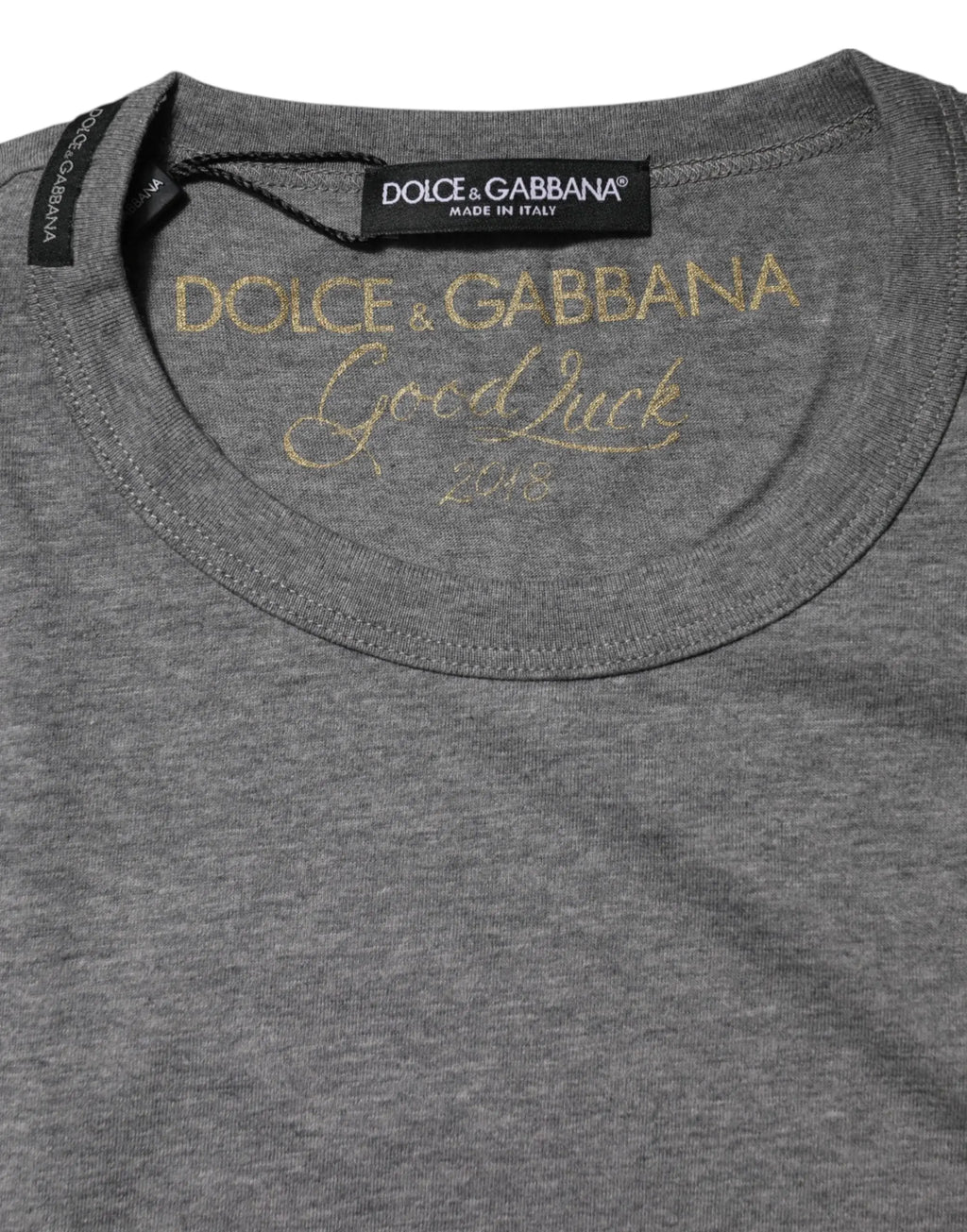 T-shirt dolce & gabbana gris en coton avec lettrage doré good luck 2018 et col marqué dolce & gabbana