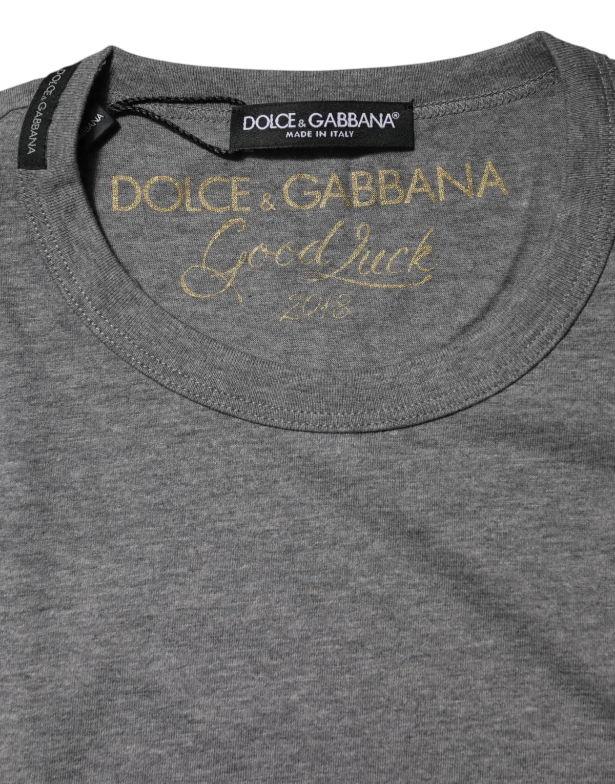 T-shirt dolce & gabbana gris en coton avec lettrage doré good luck 2018 et col marqué dolce & gabbana