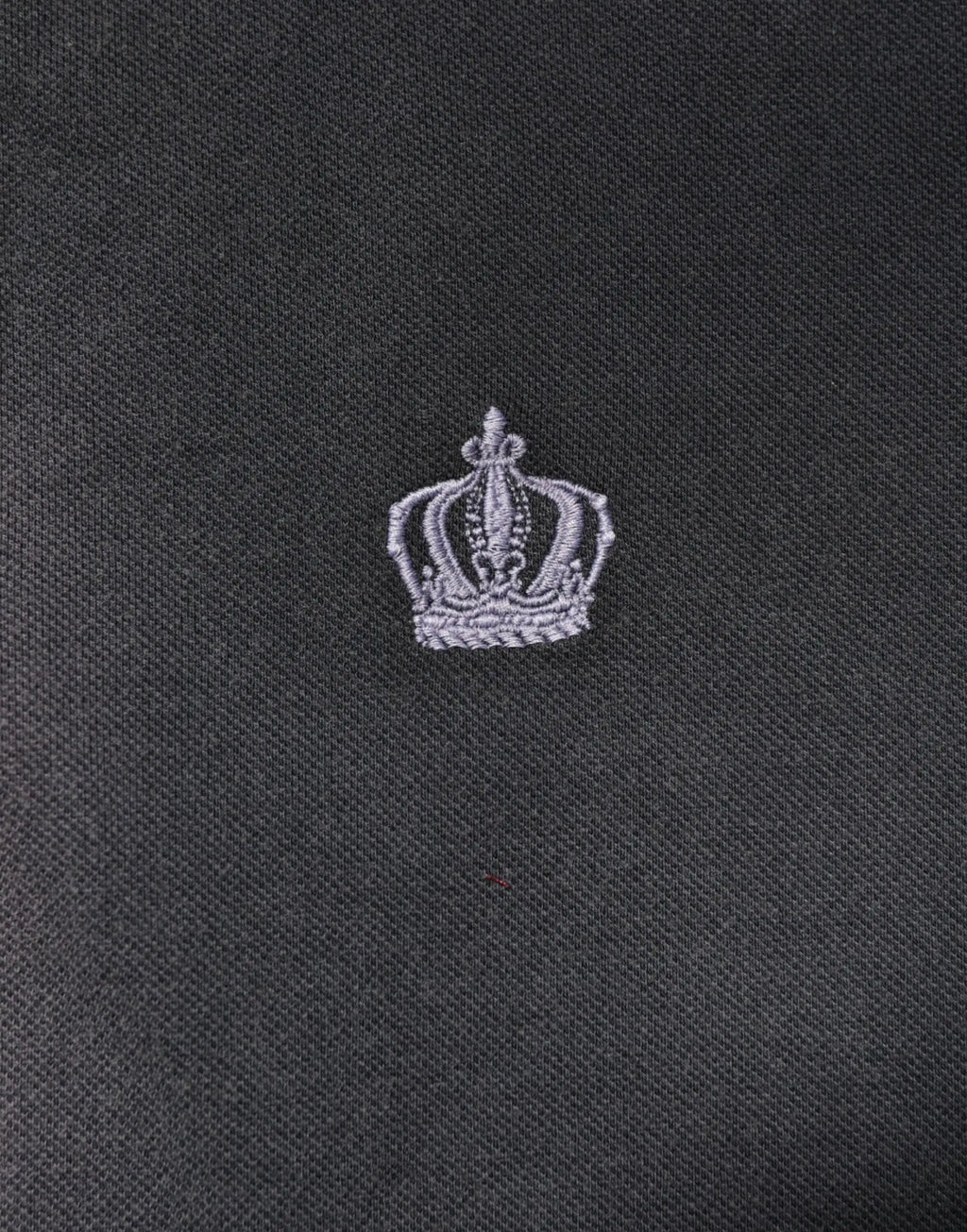 Petit logo couronne argent brodé sur tissu gris foncé du polo homme en coton dolce & gabbana col à revers