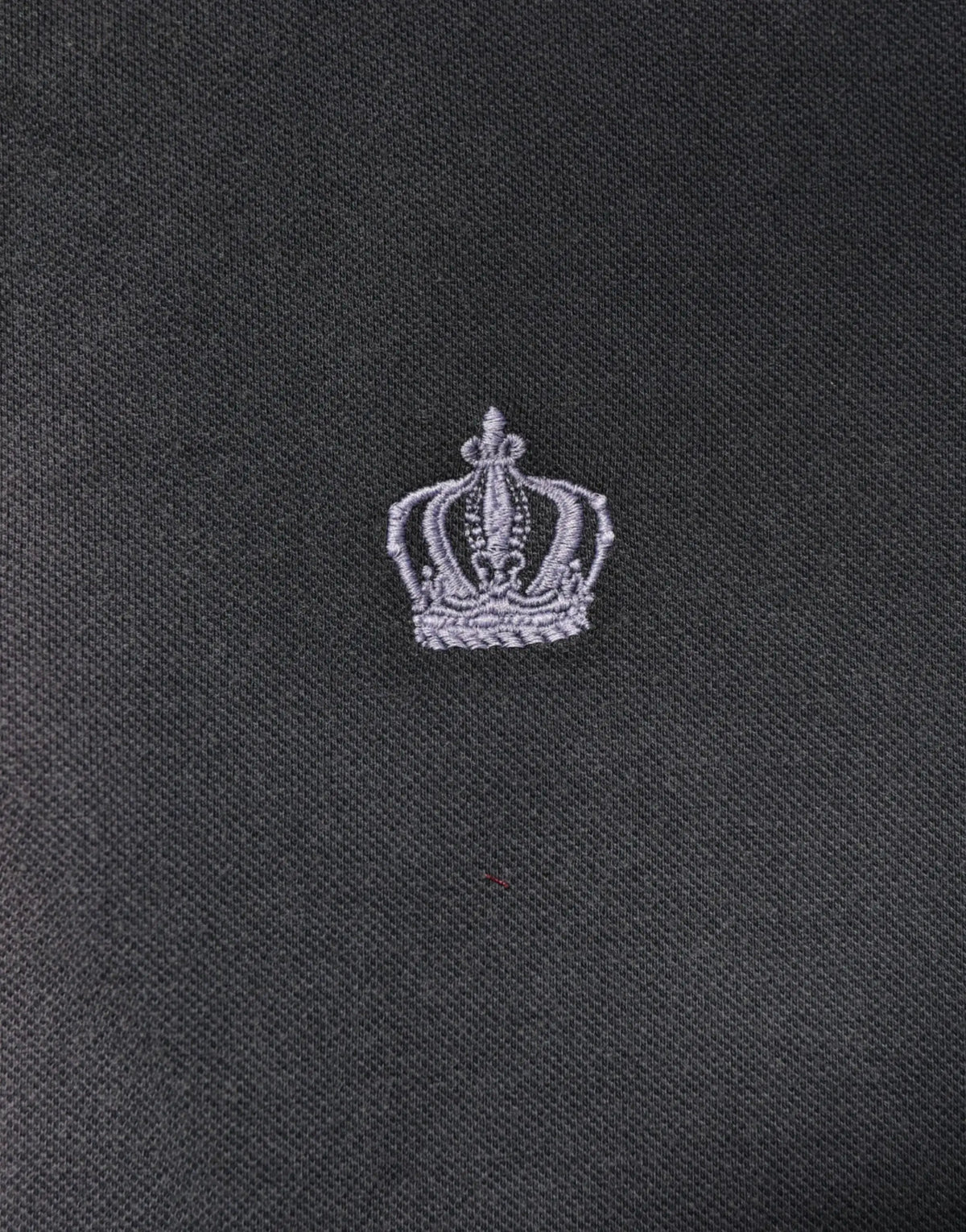 Petit logo couronne argent brodé sur tissu gris foncé du polo homme en coton dolce & gabbana col à revers