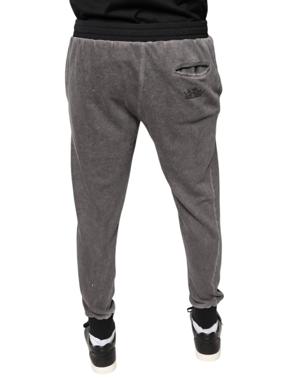 Arrière des pantalons de jogging gris en coton dolce gabbana avec tissage texturé et petit logo couronne noir