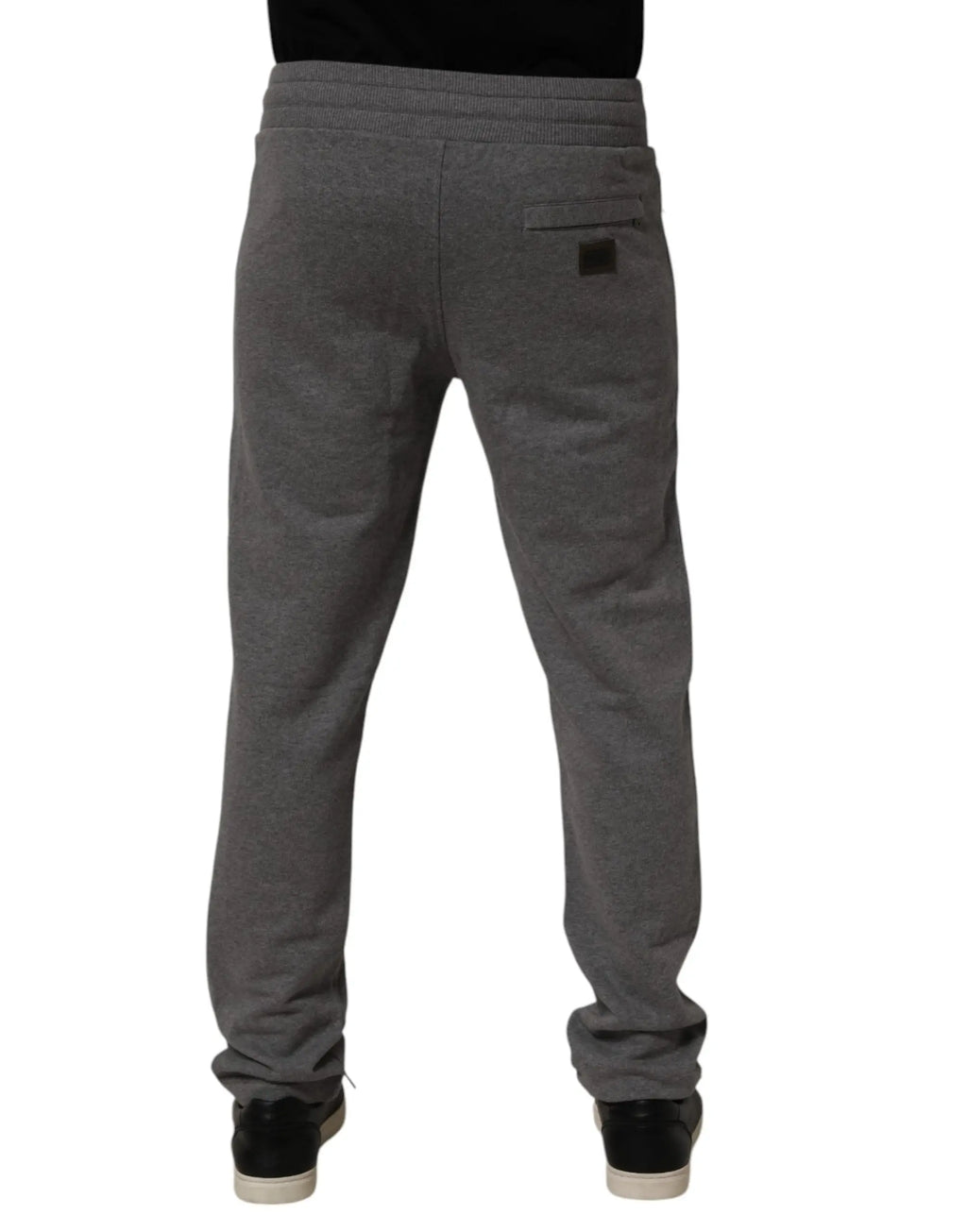 Dolce & gabbana gray cotton jogger sweatpants montrant l’arrière avec ceinture côtelée et patch noir sur la poche