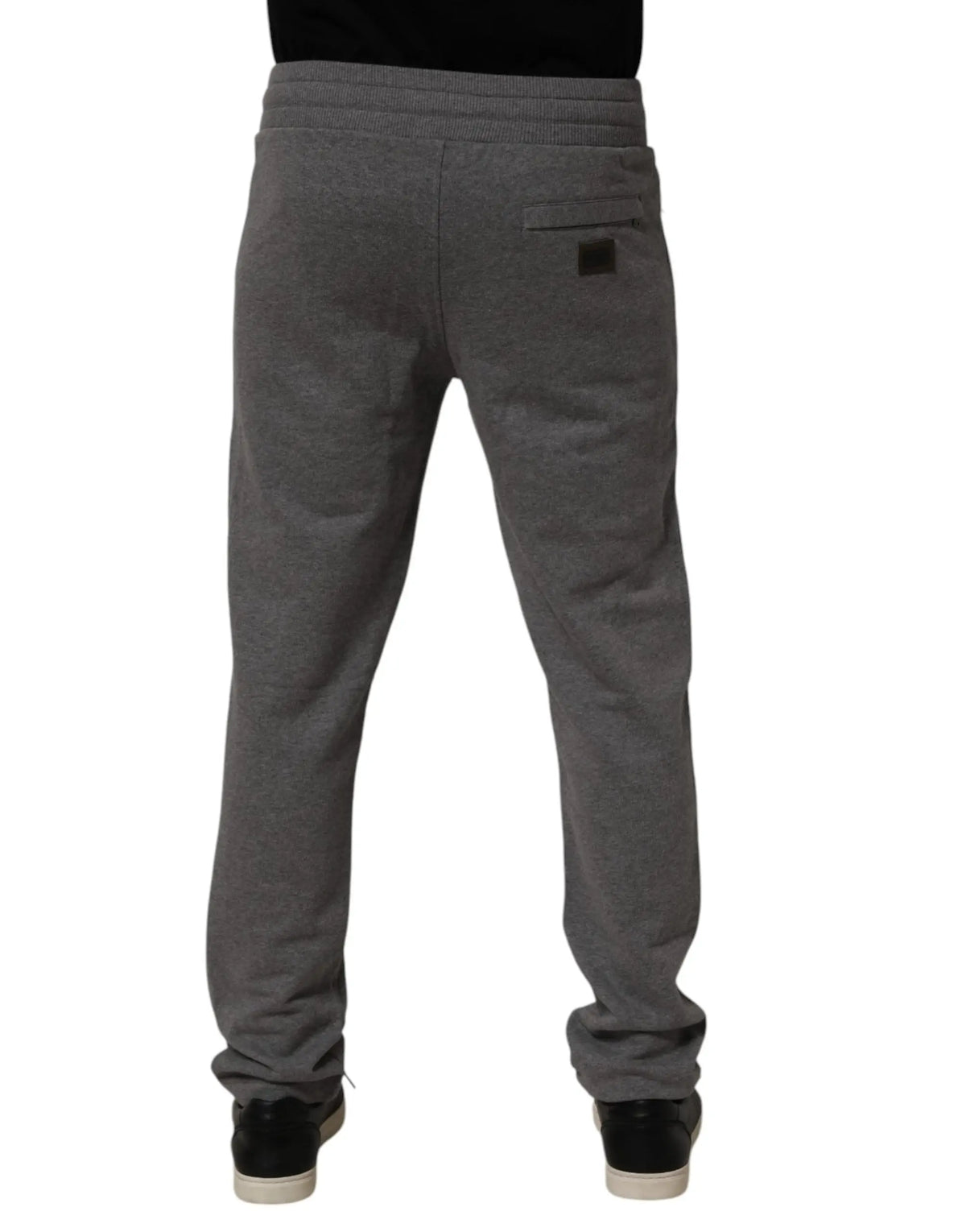Dolce & gabbana gray cotton jogger sweatpants montrant l’arrière avec ceinture côtelée et patch noir sur la poche