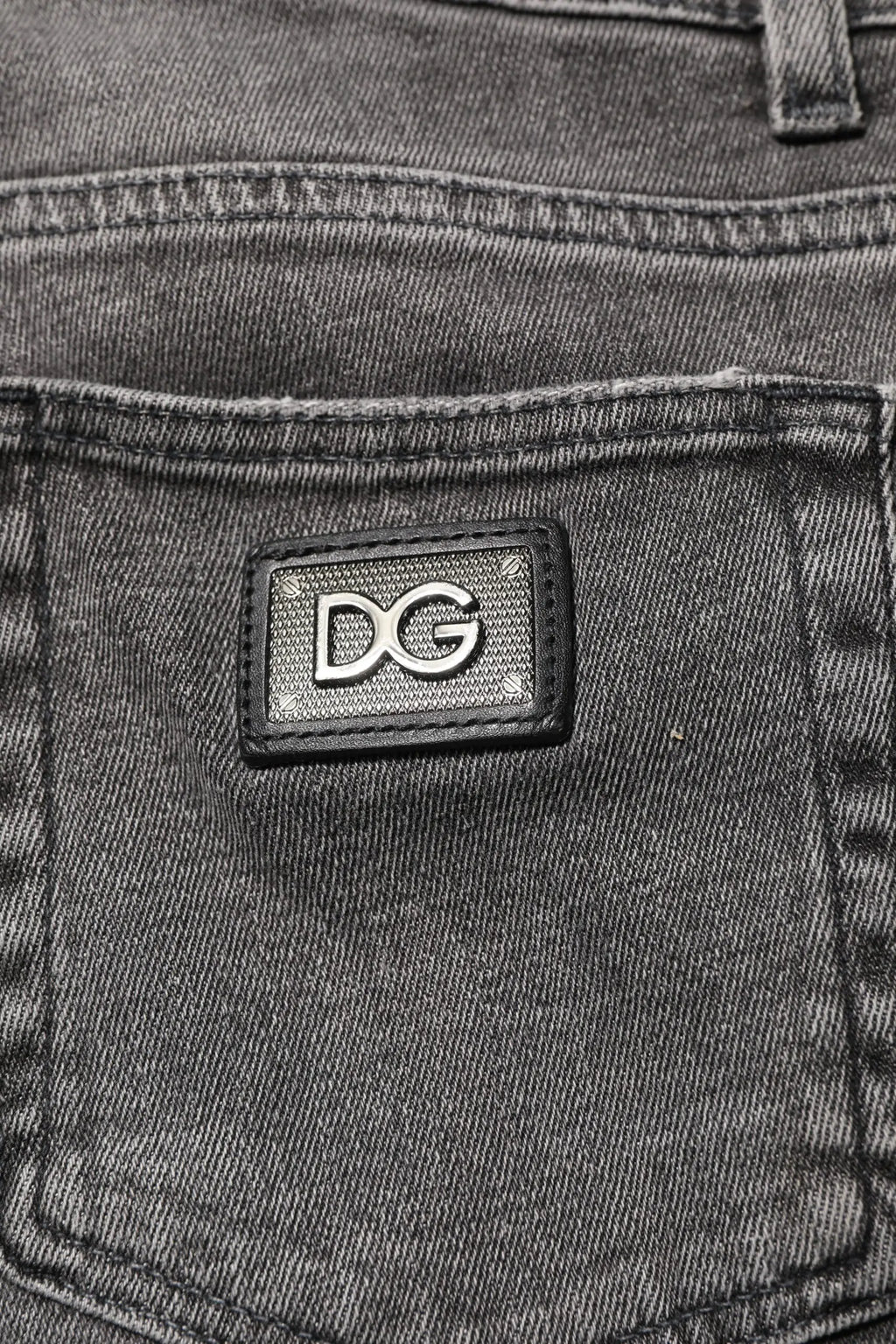 Jeans en denim noir dolce & gabbana pour homme avec patch logo dg rectangulaire en cuir noir texturé et lettres argentées