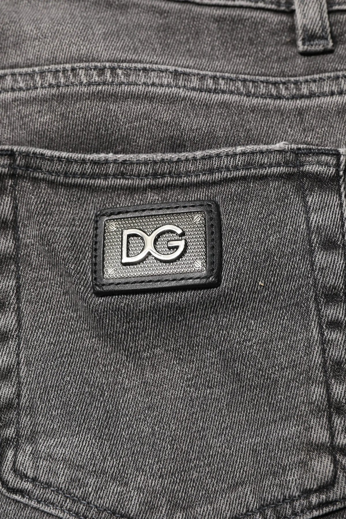 Jeans en denim noir dolce & gabbana pour homme avec patch logo dg rectangulaire en cuir noir texturé et lettres argentées