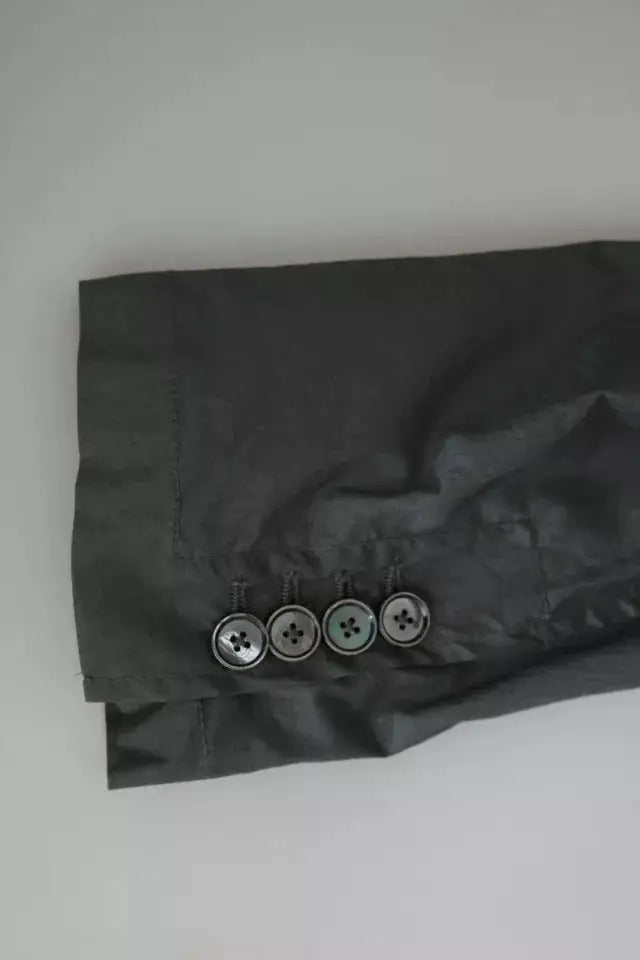 Manche en tissu noir avec quatre boutons argentés croix subtil sur blazer formel gris en coton dolce & gabbana