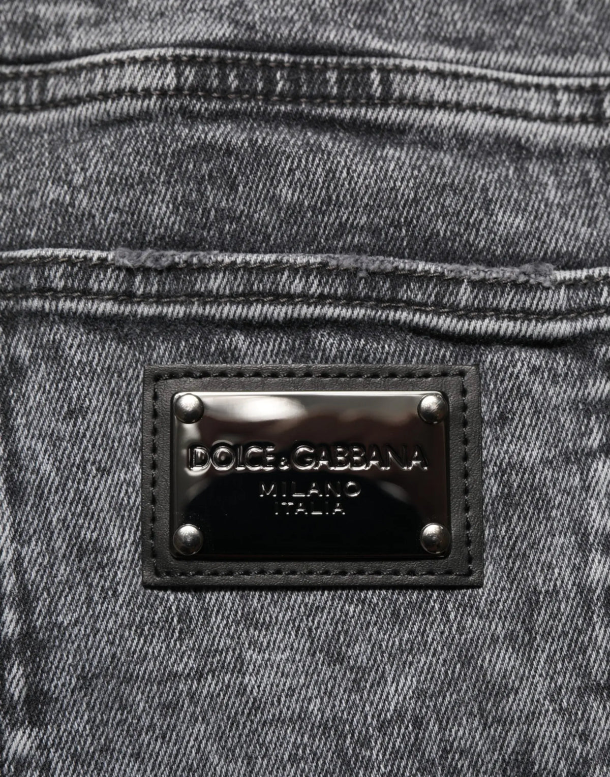 Patch en cuir noir avec plaque métal argentée dolce gabbana milano italia sur jean en coton gris slim fit