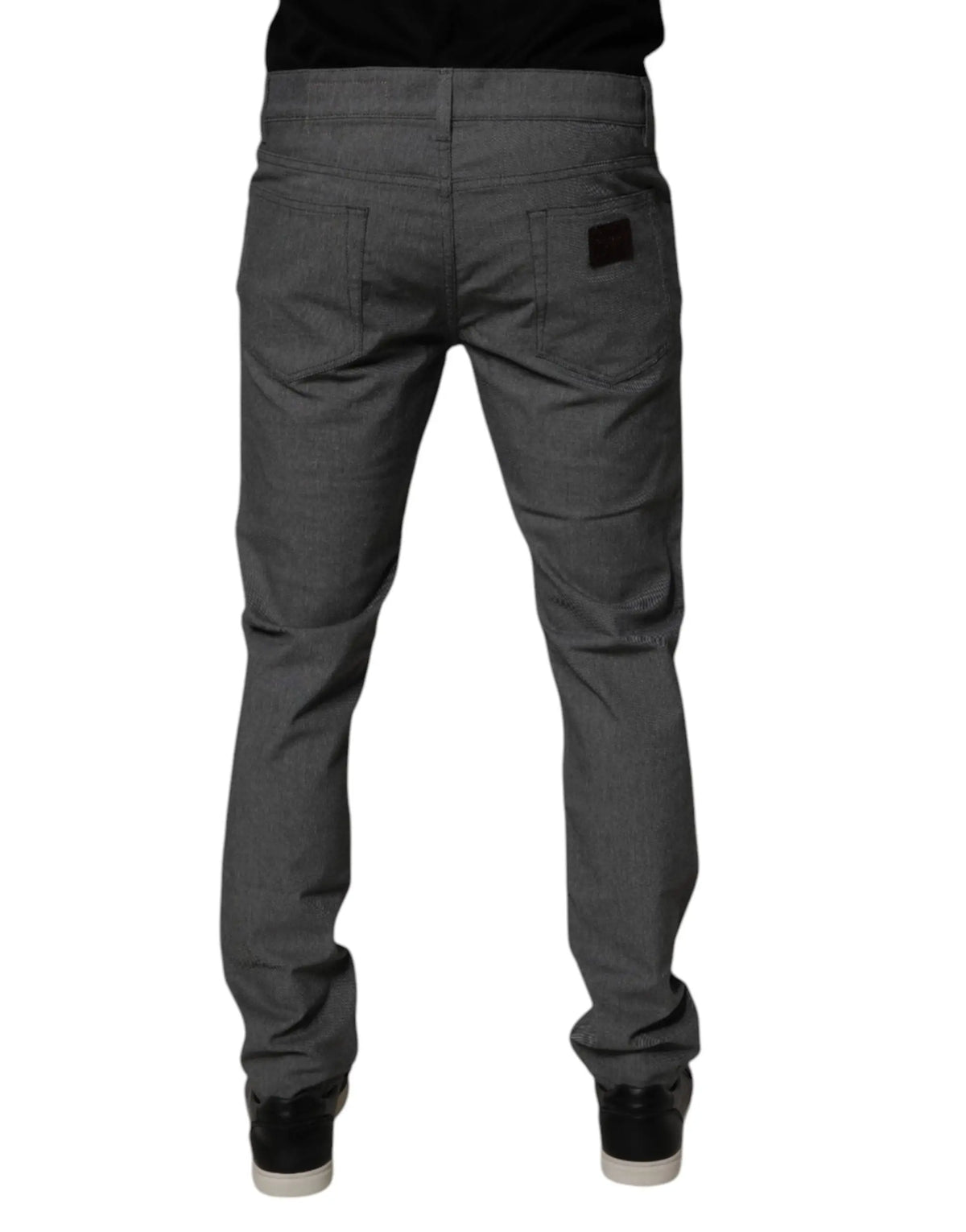 Vue arrière de jean skinny en denim coton gris dolce & gabbana avec texture subtile et patch tissu noir sur la poche arrière droite